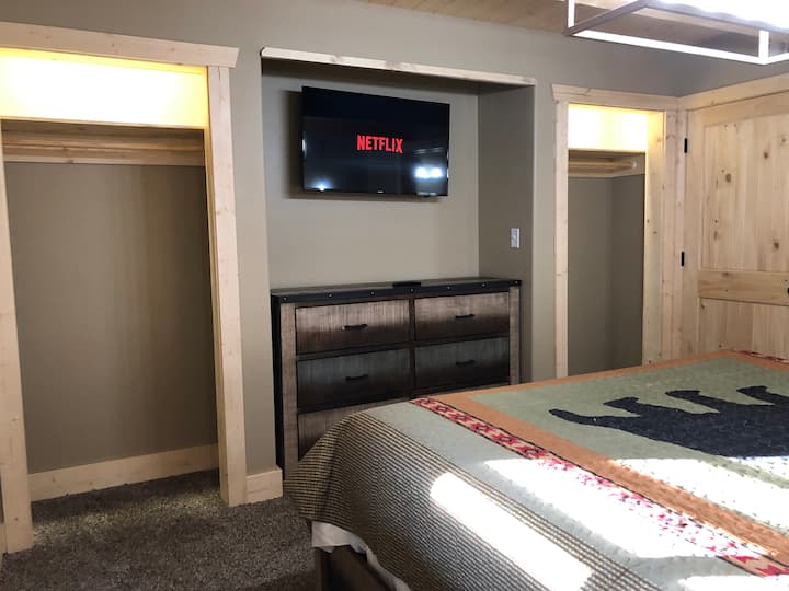 สมาร์ททีวีตู้เสื้อผ้าในห้องนอนใหญ่