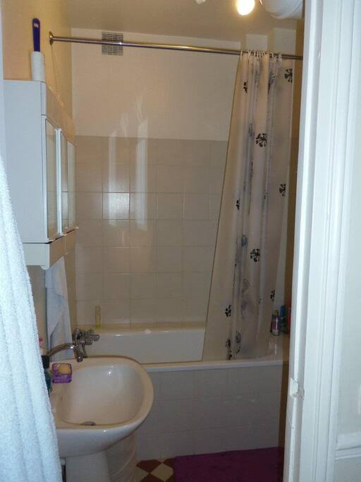 Salle de bain avec baignoire et toilettes.