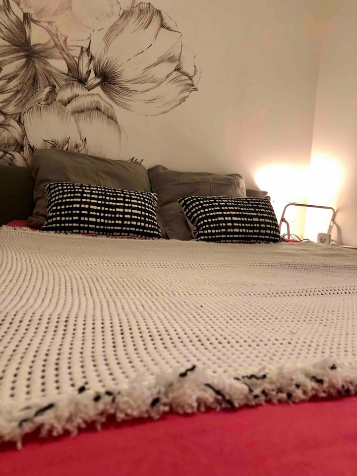 غرفة نوم هادئة ثالثة على جانب الفناء مع حمام