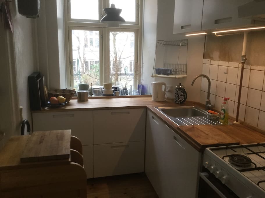 Kitchen, with dishwasher, gas stove and electric oven. I recently moved into this apartment, and at present, as you can see by the lack of tiles by the sink, there are still some small improvements that are not finished in the kitchen, but I expect this to be done very shortly.