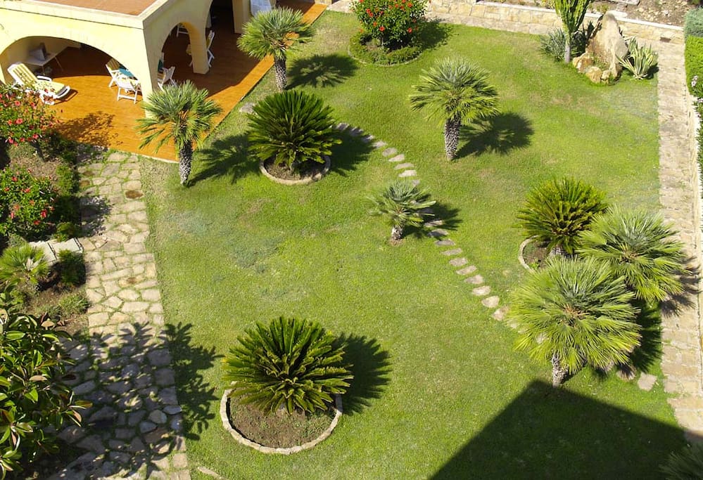 Il giardino ed il patio esterno visti dalla Torre