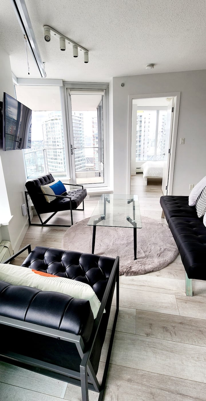 Salon avec une vue magnifique sur False Creek