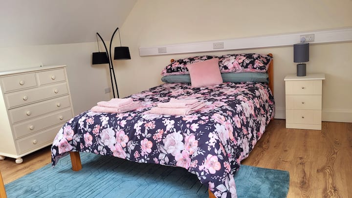 Spálňa č. 2 je vybavená dvojlôžkom. Nočná skrinka, stolička a komoda... okná na oboch stranách majú zatemnené žalúzie, ktoré sú mimoriadne účinné. 