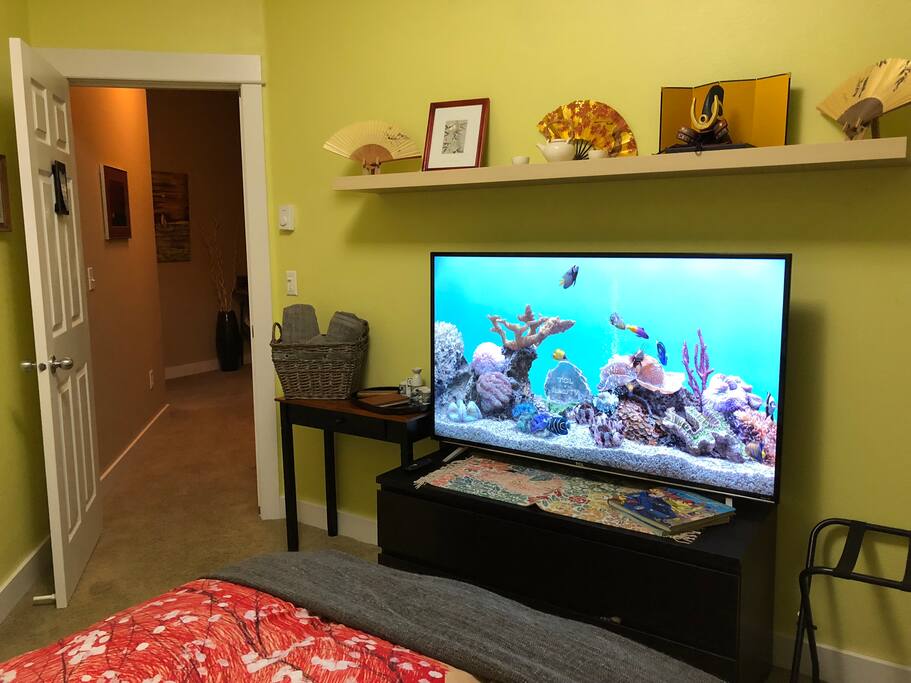 Large screen tv. luggage rack , small desk and towels for you convenience.