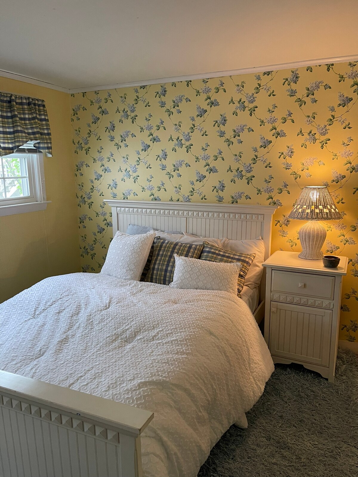 חדר שינה עם 2 מיטות זוגיות, לשכה וארון.