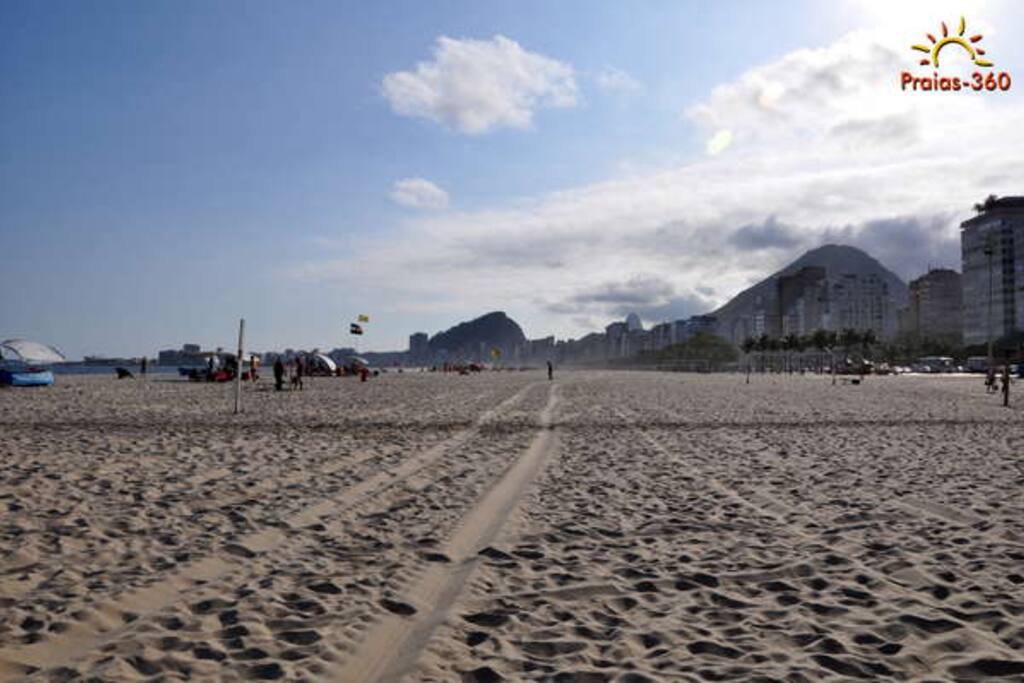 A praia com destaque de suas areias e o visual da orla...