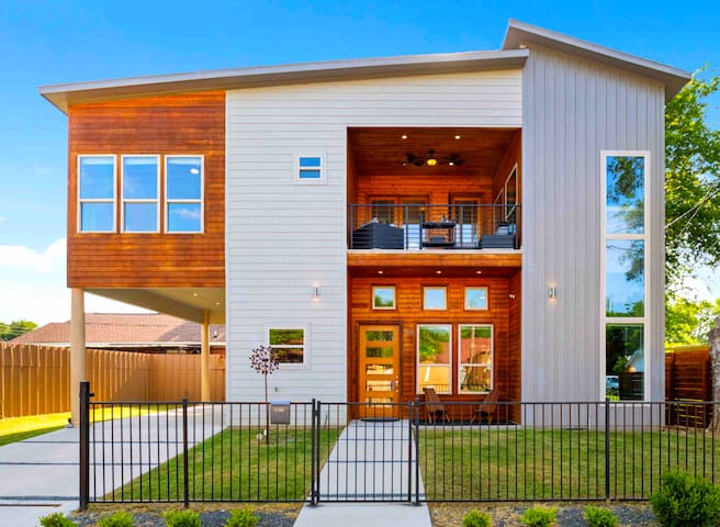 New Swanky Rustic Modern 5 STAR Home near Downtown