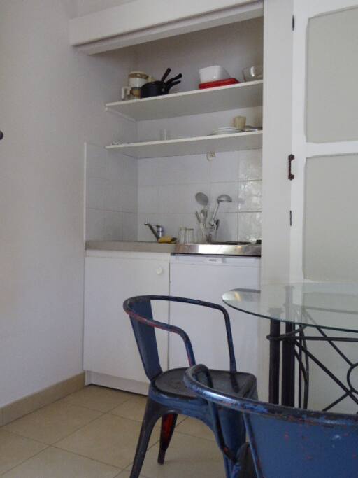 Coin cuisine derrière panneau coulissant