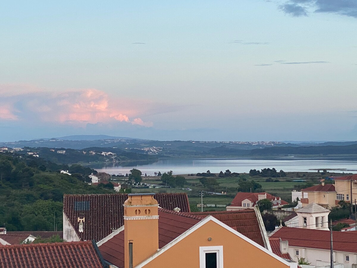 Მშვიდი ხედი აივნიდან 