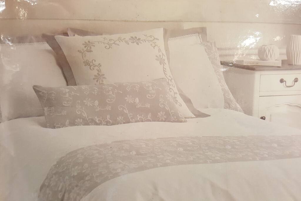 En-suite Double bed with Eider & duck-filled Duvet & pillows.