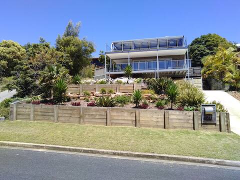 Tuross Head-Three level, Eight Bedroom and 4 Bath
