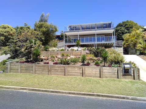 Tuross Head-Three level, Eight Bedroom and 4 Bath