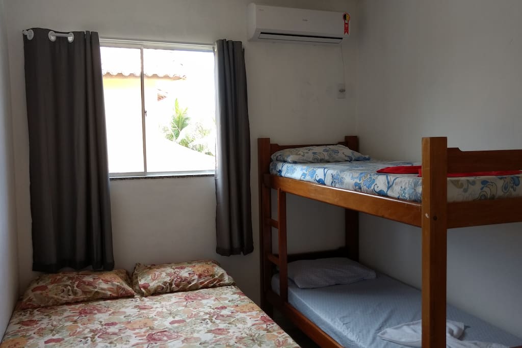 Quartos bem arejados e com ar condicionado.