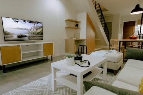 Town house in Angeles City-AC|Netflix|Wifi|Parking