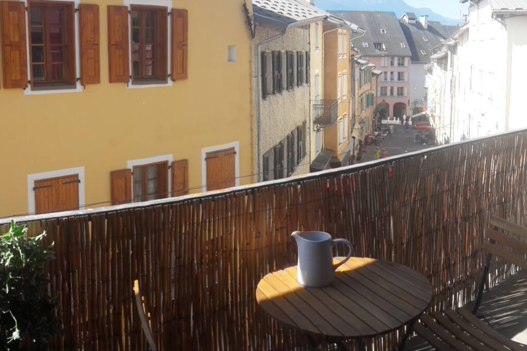 Balcon sur la rue piétonne