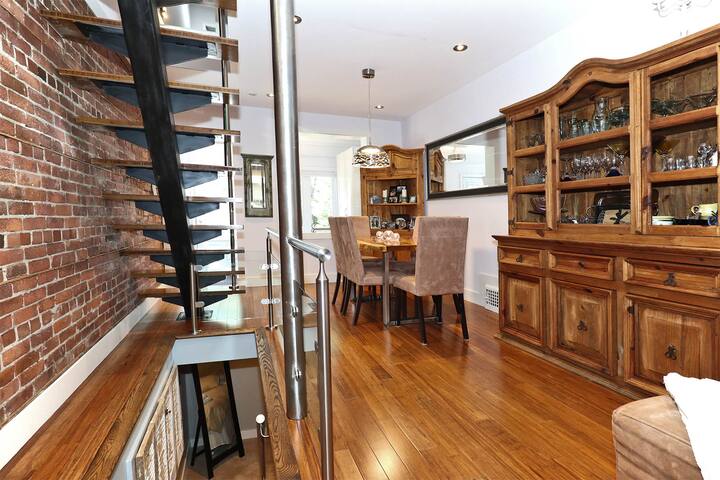 Charming Cozy Home In Leslieville. gallery image 5