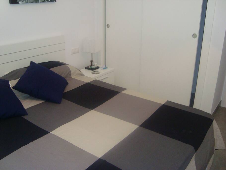 Habitación parejas, armario empotrado. Salida a la terraza