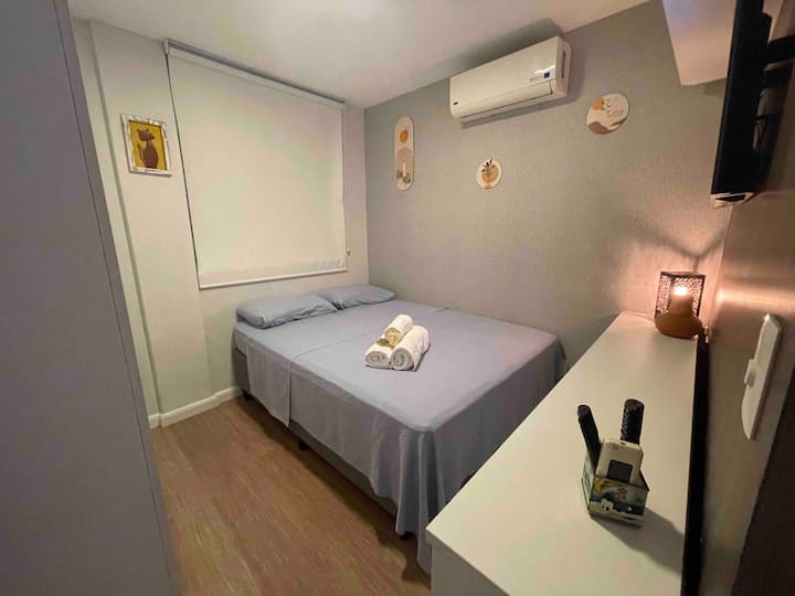 Seng med dobbeltseng, med smart-tv , aircondition, stor garderobe og persienner med mørklægning