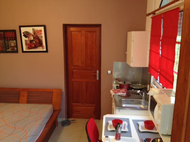 Private room with 1 bedrooms in guadeloupe - 1900m2 arboré à 10mn de la plage et la soufrière