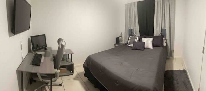 غرفة نوم ثالثة مع ملكة ومساحة عمل وتلفزيون وموجه قريب