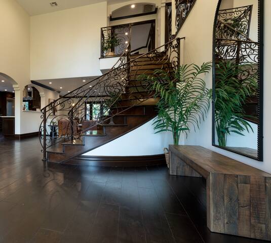 Stunning Mediterranean with pool, spa, bbq, gym. gallery image 5