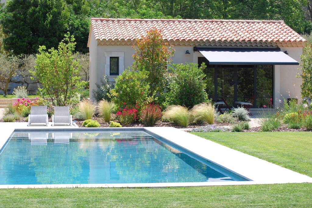 Le pavillon et la piscine