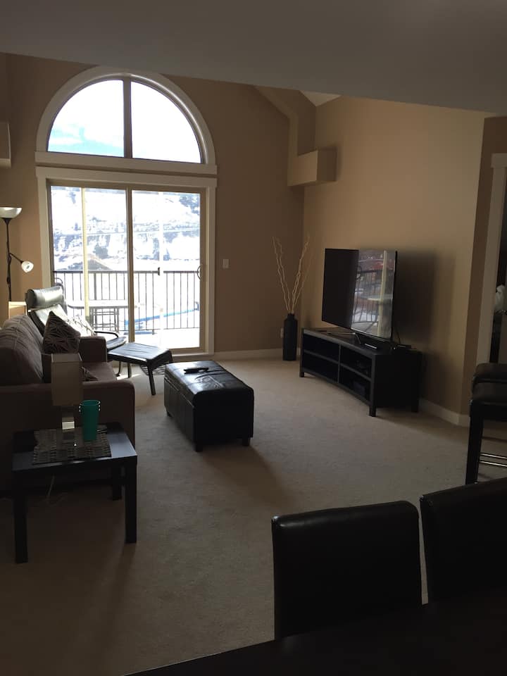 411 Beautiful Two Bed/bath Condo - Great Location - Invermere