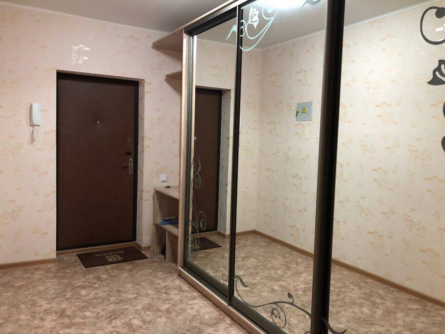 Прихожая с огромным шкафом купе.