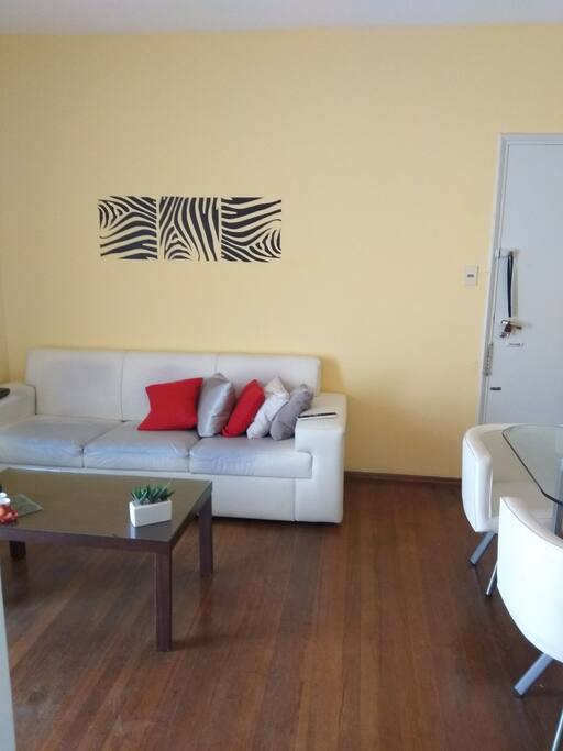 sala con desayunador y tv