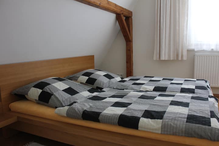 Spavaća soba s bračnim krevetom