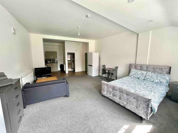 The Limes! Flat 3 Private Studio Apartment Serviced apartments for