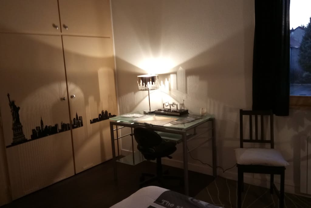 Bel espace bureau avec necessaire pour bien profiter de votre séjour