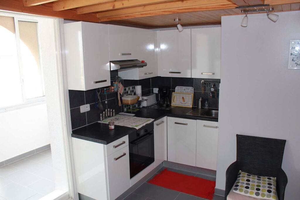 Cuisine ouverte sur séjour : four traditionnel , lave vaisselle , plaques induction, hotte