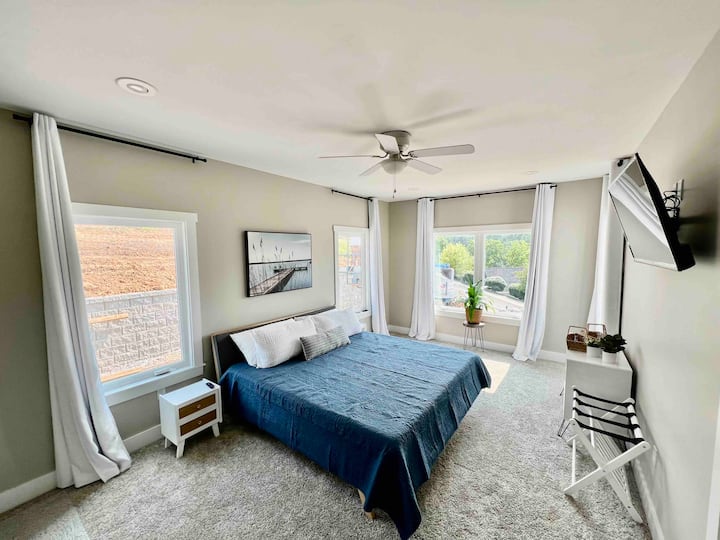 Primary king room