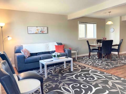 3 bed 2.5 bath: King Bed, Walk-in Closets, Modern