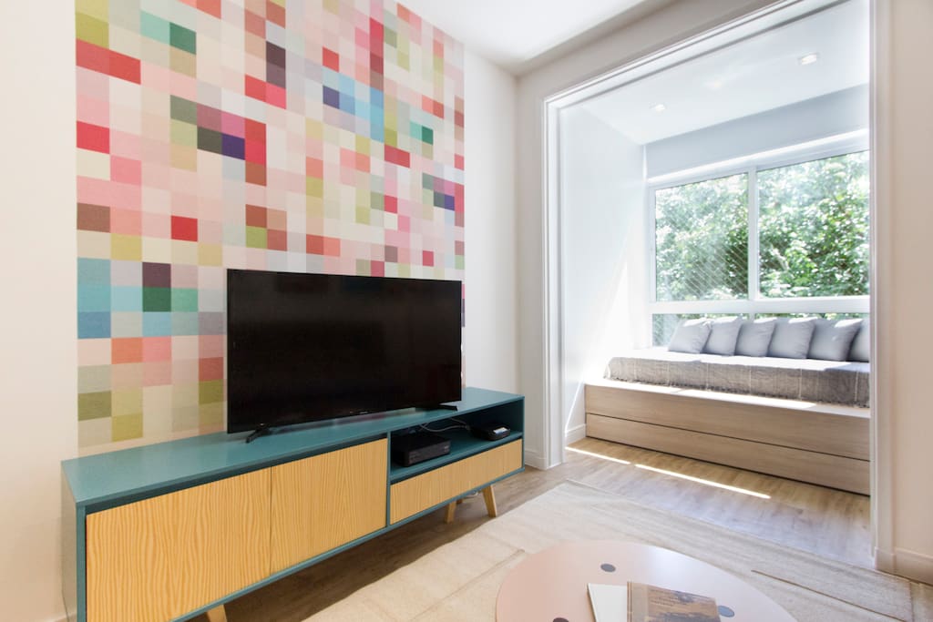 Smart TV com acesso à Internet wi-fi e TV a cabo. Janelas à prova de som