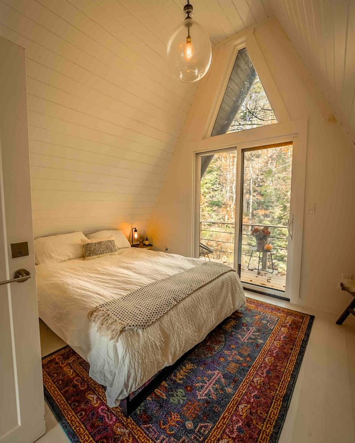 Upstairs master loft, with sliding door to balcony
