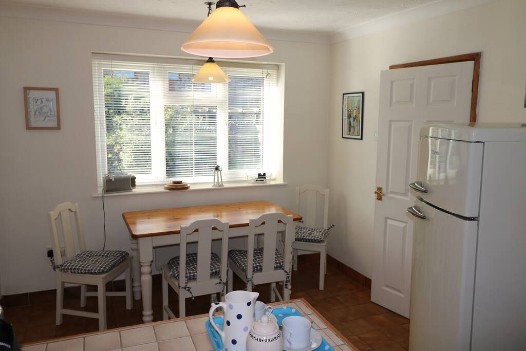 kitchen/diner overlooking enclosed garden