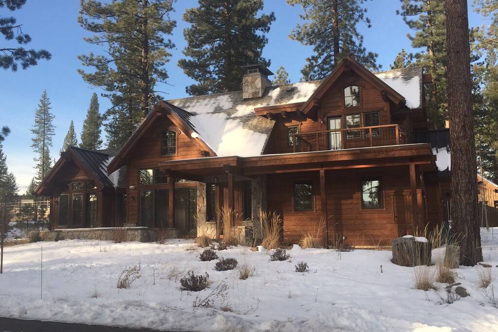 Front view of cabin on a snowy day.