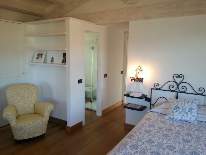 Hoofdslaapkamer met eigen badkamer en op loopafstand van terras