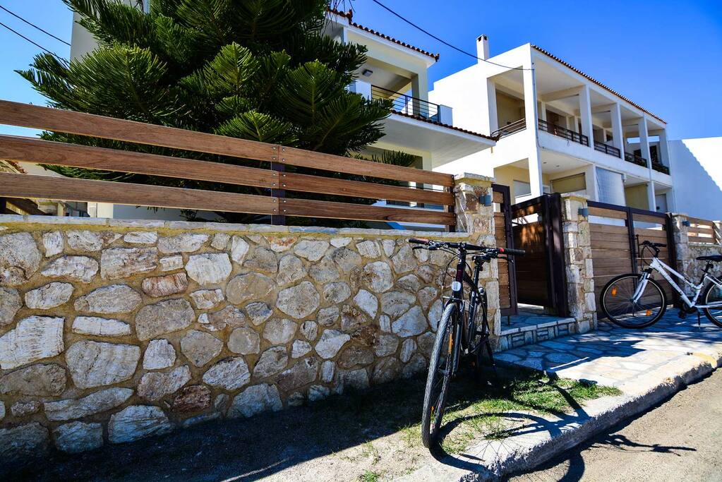 Τα ποδήλατα έτοιμα για βόλτες στον παραλιακό δρόμο