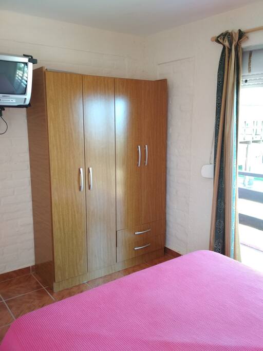 primer dormitorio con vista al mar. TV y aire acondicionado