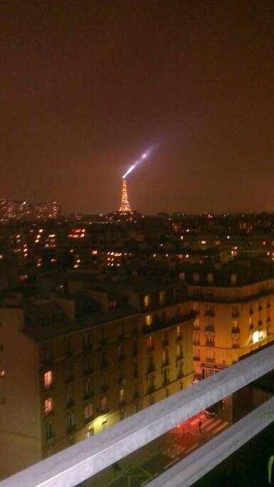 La Tour Eiffel de nuit du balcon