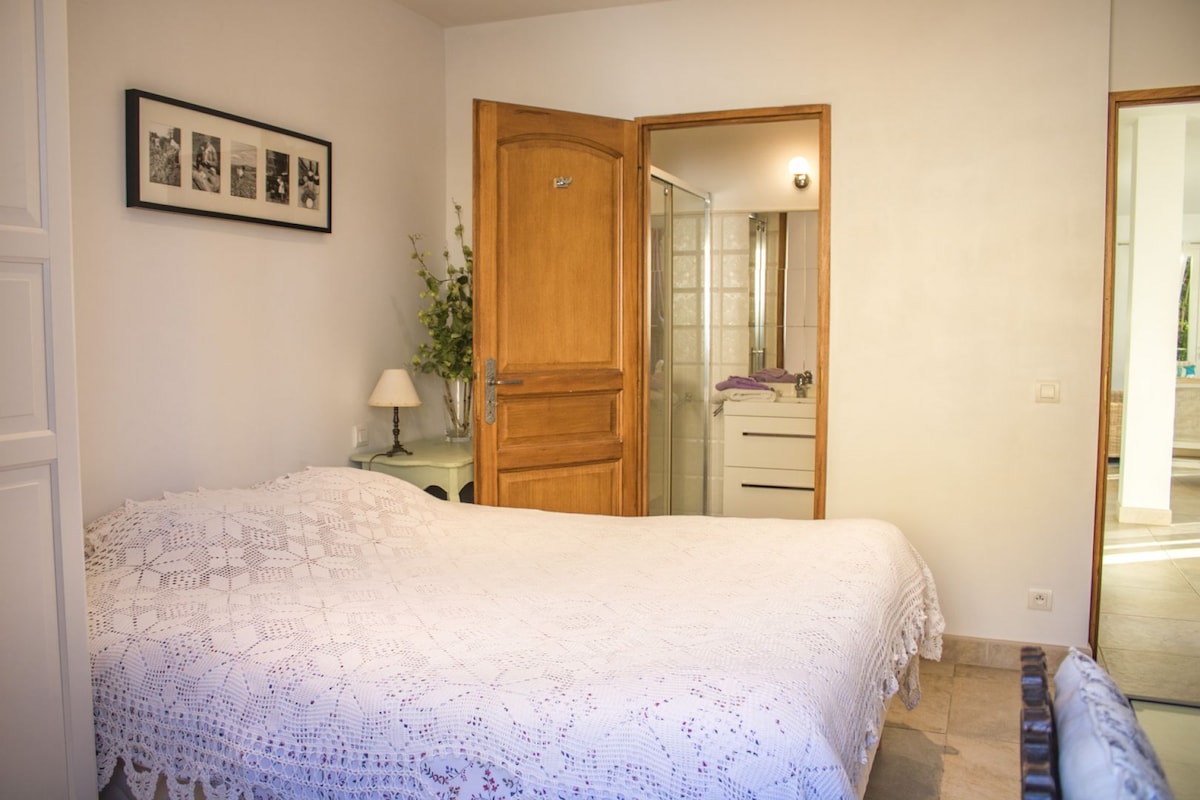 Slaapkamer 2 heeft ook een groot tweepersoonsbed met eigen badkamer.