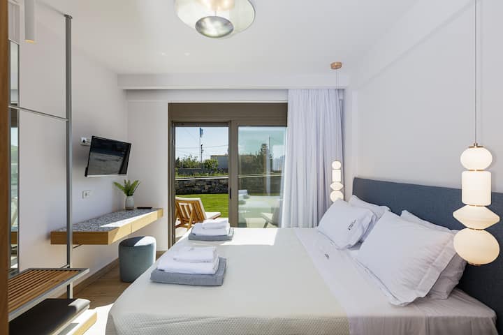 ห้องสวีทพร้อมเตียงคู่ขนาดควีนไซส์ (1,80 x 2,00) ห้องนอน