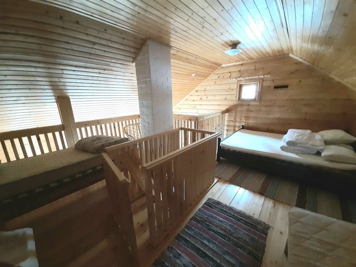 Loft. Prespia štyri osoby