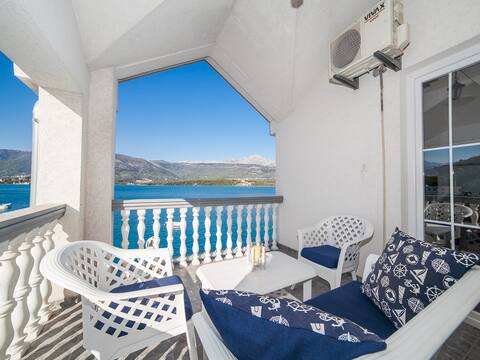 Elena-Cute Apartment with private Beach and Pool