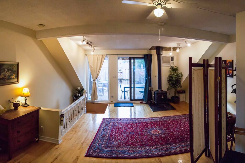 Wide angle pic to show the entire room