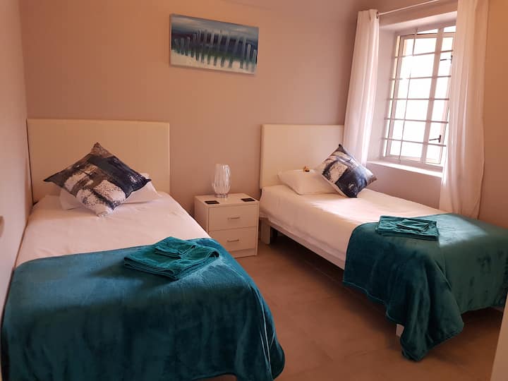 Druhá spálňa s oddelenými posteľami a vstavanými skrinkami