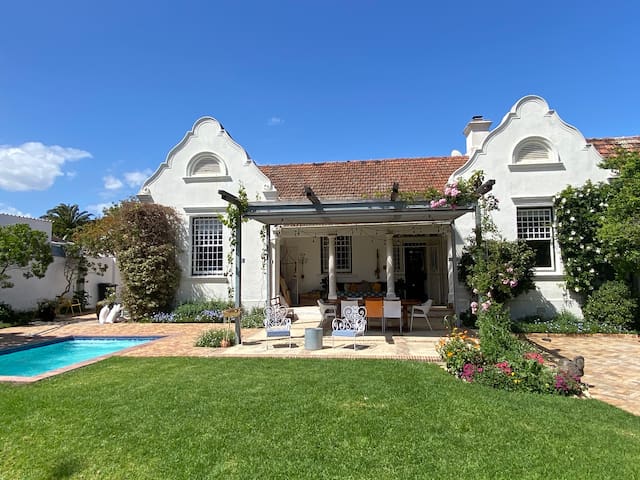 Rosebank home with rolling lawns and mountain view